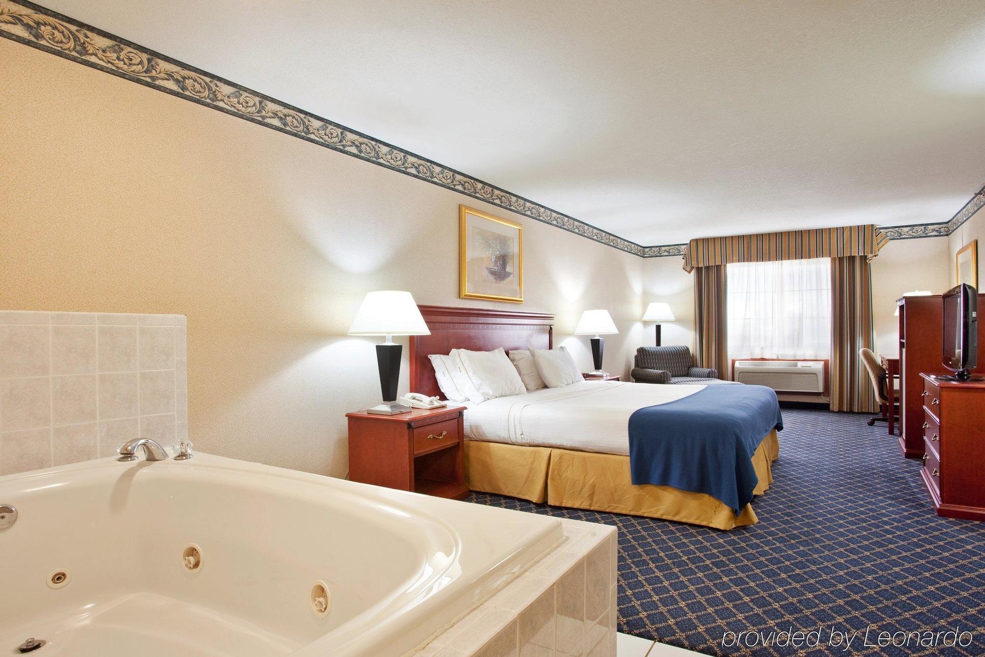 Holiday Inn Express & Suites Danville By Ihg Номер фото
