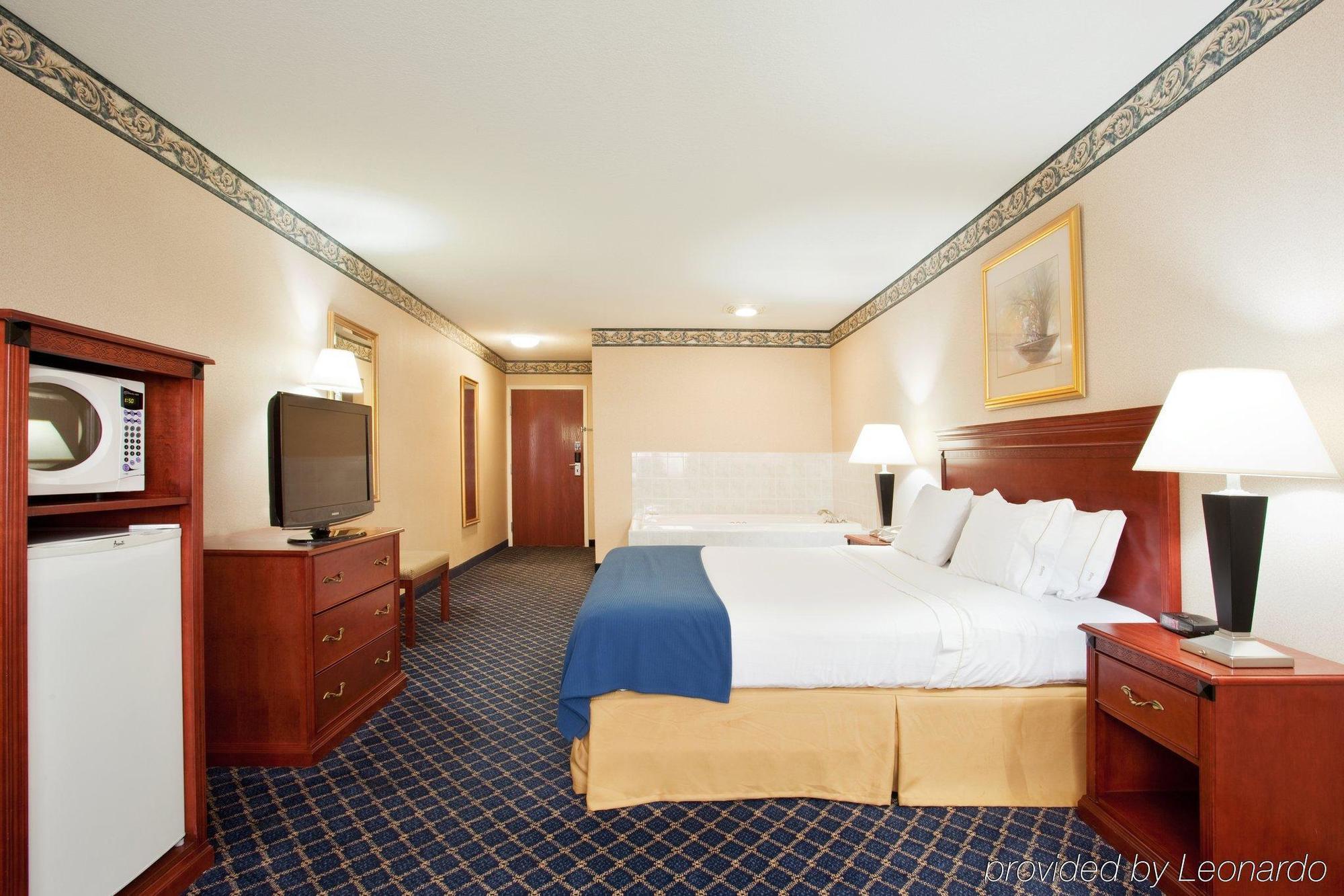 Holiday Inn Express & Suites Danville By Ihg Номер фото